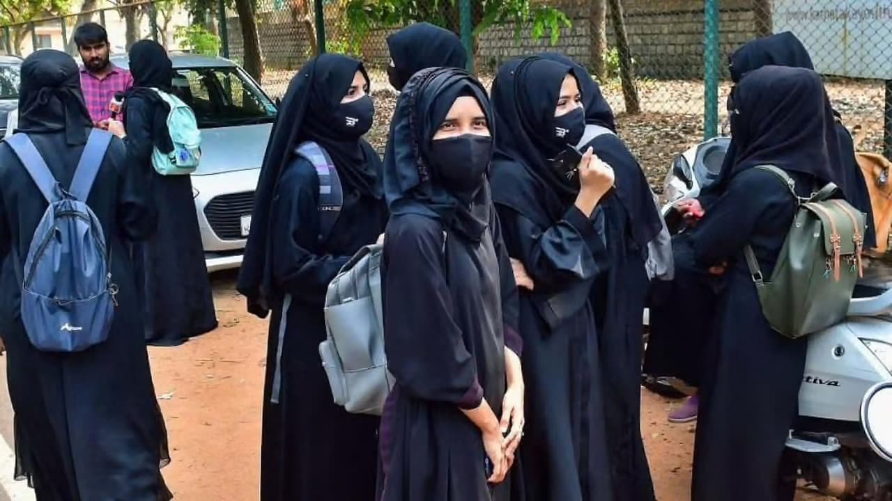 हिजाब नहीं, स्कूलों में यूनिफार्म ही जरूरी…. इलाहाबाद हाई कोर्ट ने फैसले में दिया संदेश