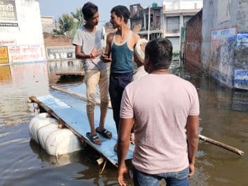 लखनऊ के फैजुल्लागंज में बाढ़ का कहर: 50000 घर आधे से ज्यादा डूबे, पानी कम होने के बाद भी मुश्किलें कम नहीं