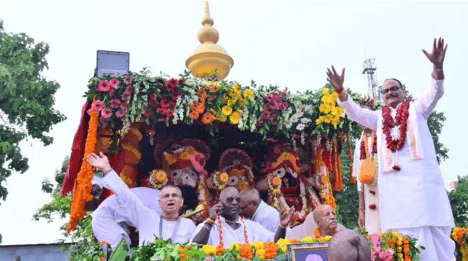 श्रीजगन्नाथ जी रथयात्रा में शामिल हुए उप मुख्यमंत्री ब्रजेश पाठक, बोले-हम सब पर उनकी कृपा