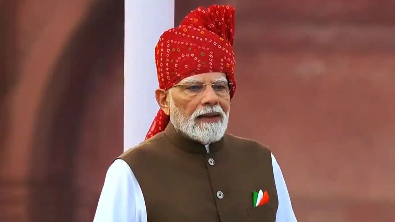 PM मोदी ने फहराया तिरंगा, लाल किले पर पहली बार गाया गया वंदे मातरम