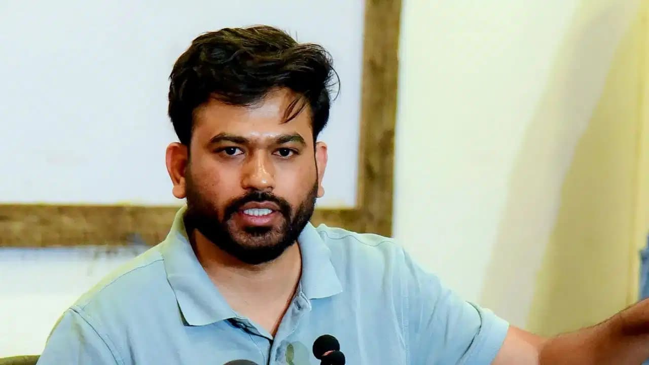 देश में 94 हजार स्कूल बंद, जो खुले वहां बुनियादी सुविधाएं नहीं… अभिजीत दिपके के ‘स्कूल ठीक करो’ अभियान की शुरुआत