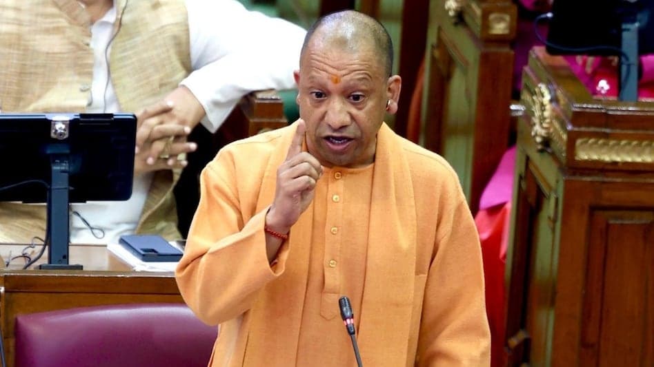 महिला ने CM योगी से लगाई मदद की गुहार- हमें बचाइए, चाकू दिखाकर देते हैं धमकी'! लखनऊ में अवैध कब्जे से परेशान बुजुर्ग