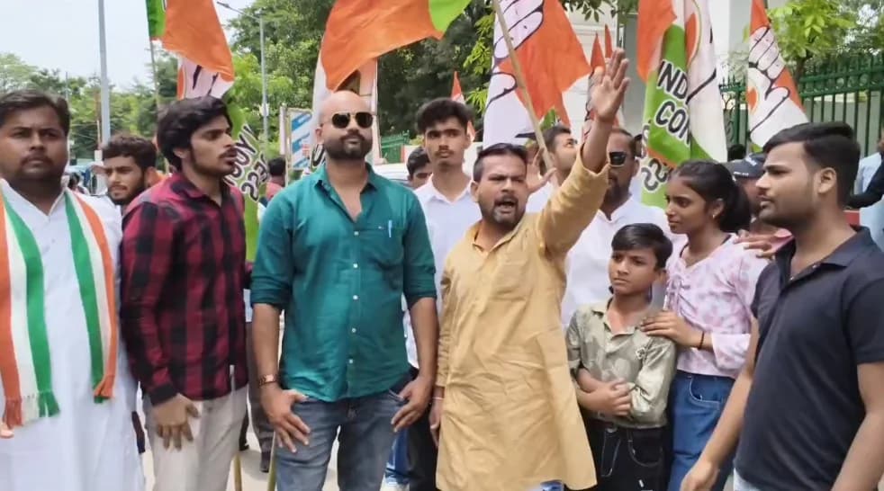 लखनऊ में जेन-जी छात्रों के समर्थन में यूथ कांग्रेस का विरोध-प्रदर्शन, राजभवन घेरने की कोशिश पुलिस ने की नाकाम
