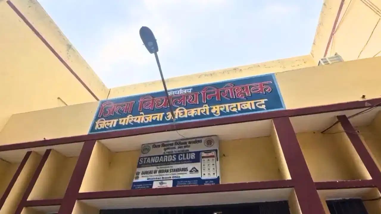 'बेटी बीमार हुई तो जिम्मेदार कौन'; अमेरिका से लौटे वैज्ञानिक पिता ने खोला मोर्चा DM से की शिकायत, स्कूल में मच्छर काटने का है मामला