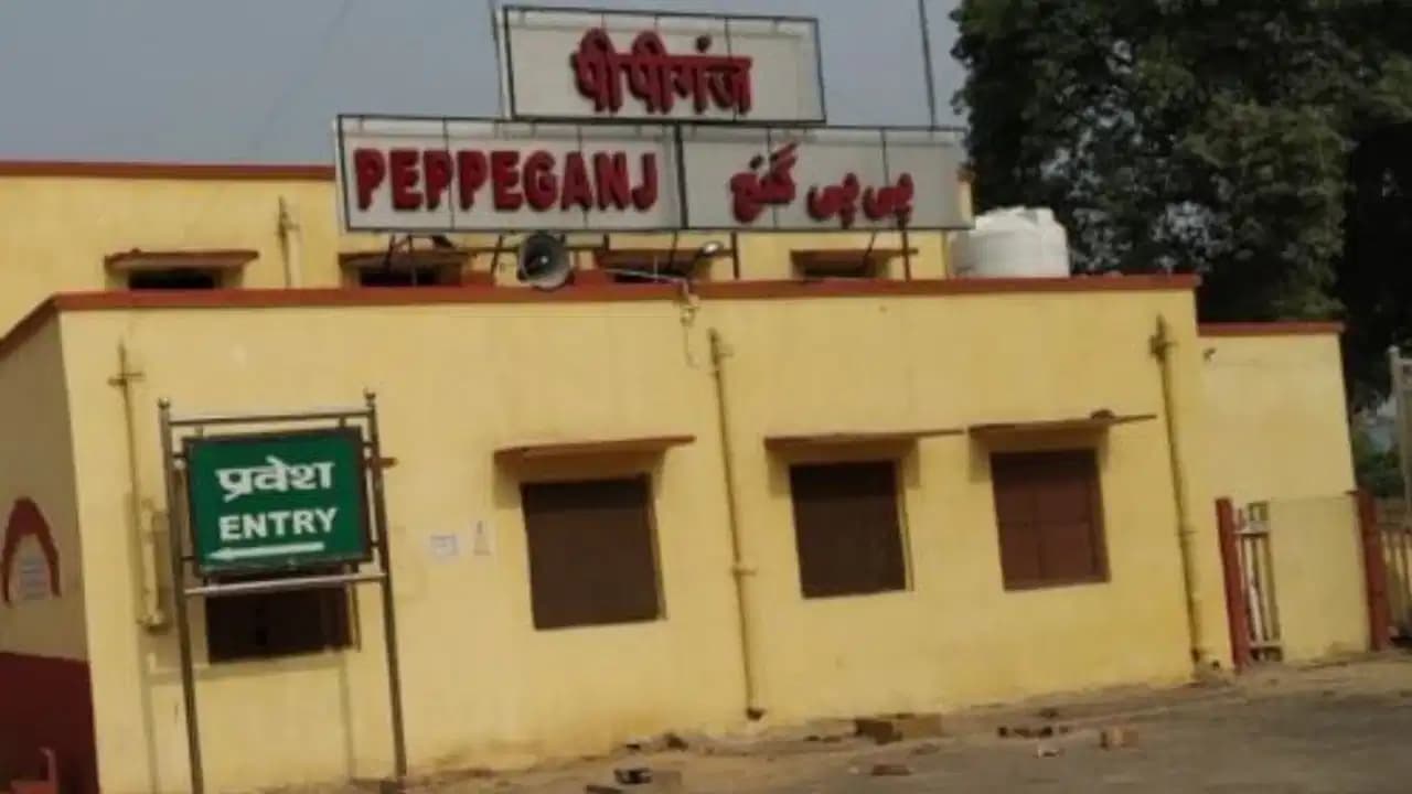 गोरखपुर में चलती ट्रेन से हुई ‘नोटों की बारिश’, पटरियों पर बिखरी नकदी… मची लूट