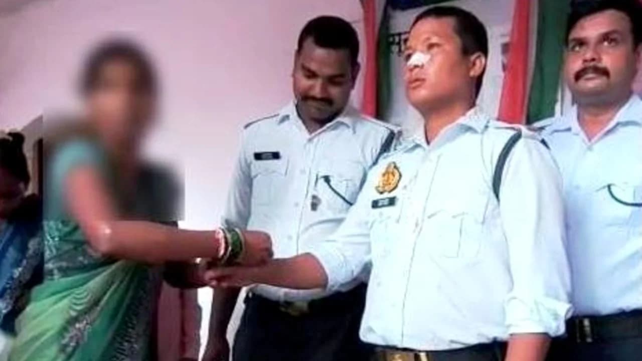 'खून बहता रहा, पर लुटेरे को नहीं छोड़ा', सिपाही ने राखी बांधने जा रही महिला की बचाई चेन, मिला इनाम