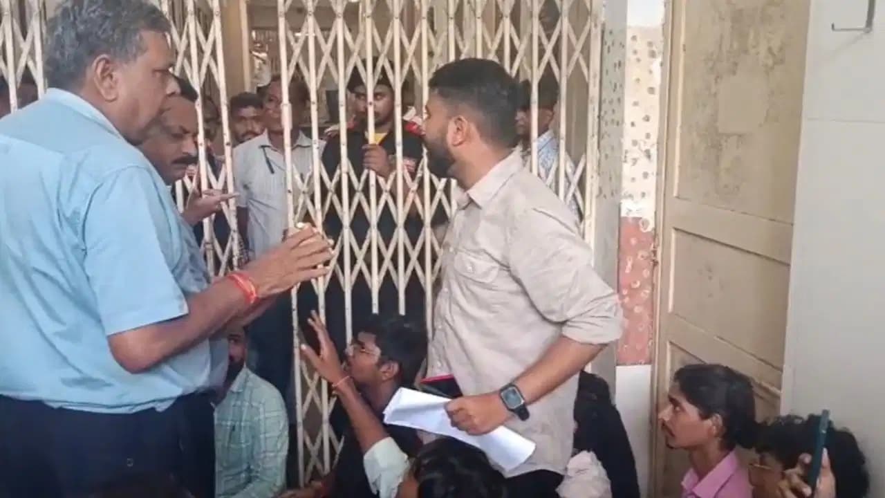 लखनऊ यूनिवर्सिटी में 4 गुना तक बढ़ी हॉस्टल फीस, 7 की जगह 27 हजार चुकाने होंगे, छात्रों ने घेरा VC ऑफिस