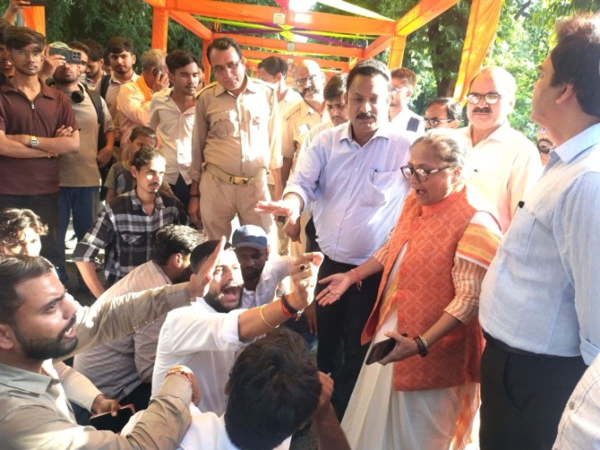‘छात्रावास का कमरा है, फाइव-स्टार सुइट नहीं’, लखनऊ यूनिवर्सिटी में हॉस्टल की फीस बढ़ने पर छात्रों का प्रदर्शन
