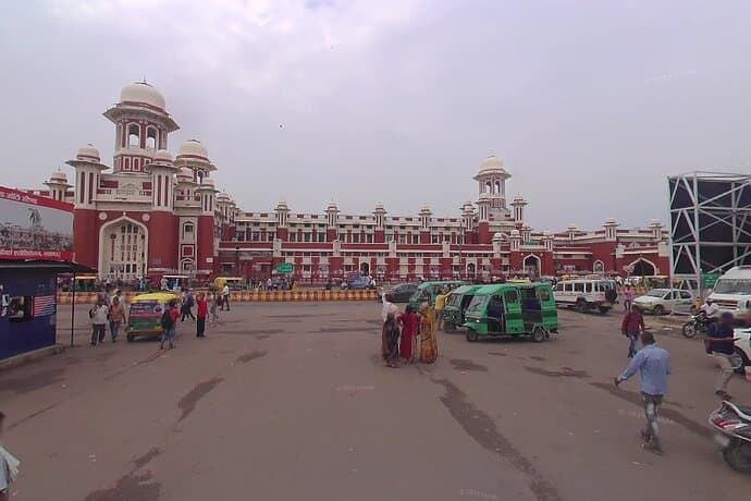 लखनऊ से दिल्ली की ट्रेनें रद्द होने से 5000 से ज्यादा यात्री हुए परेशान, प्राइवेट बसों में जमकर हुई वसूली