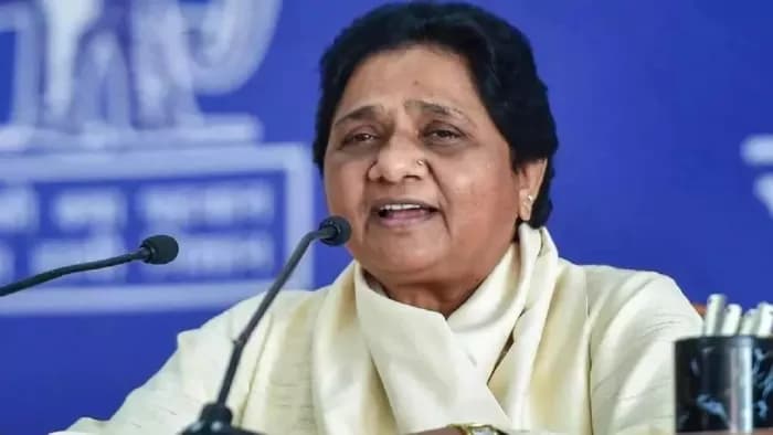BJP-सपा की तैयारियों के बीच मायावती का बड़ा दांव, कलह और सत्ता से दूरी के बावजूद टिकट बांटने में निकलीं आगे